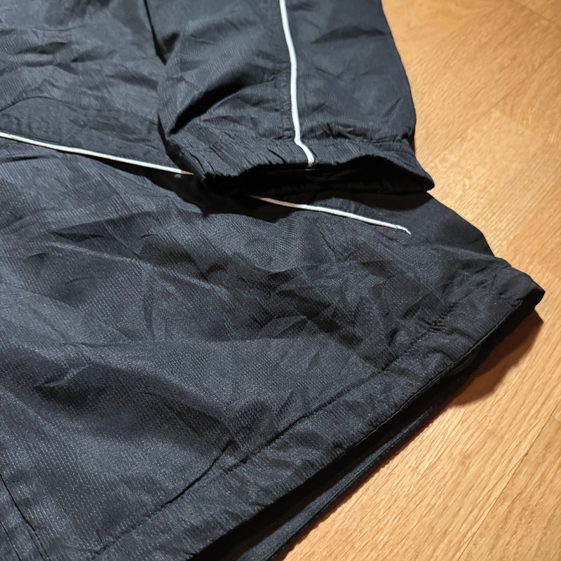 Detailansicht: Sourced limited accessories and clothes Vintage Nike classic black track jacket – Logo, Nähte oder Material