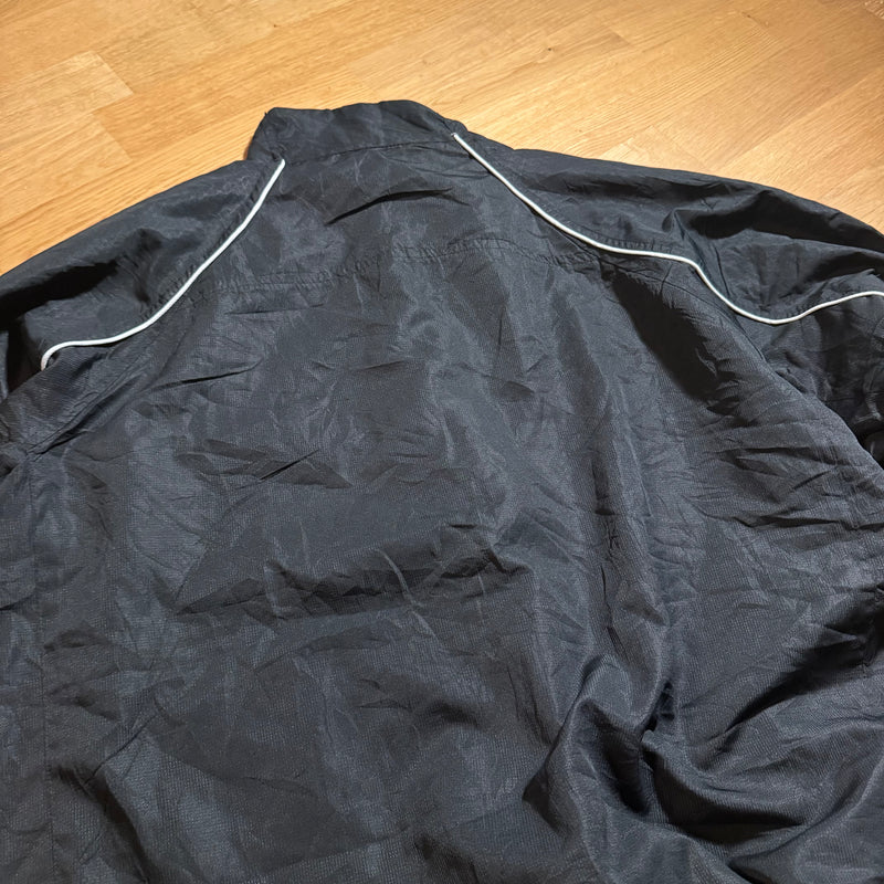 Detailansicht: Sourced limited accessories and clothes Vintage Nike classic black track jacket – Logo, Nähte oder Material