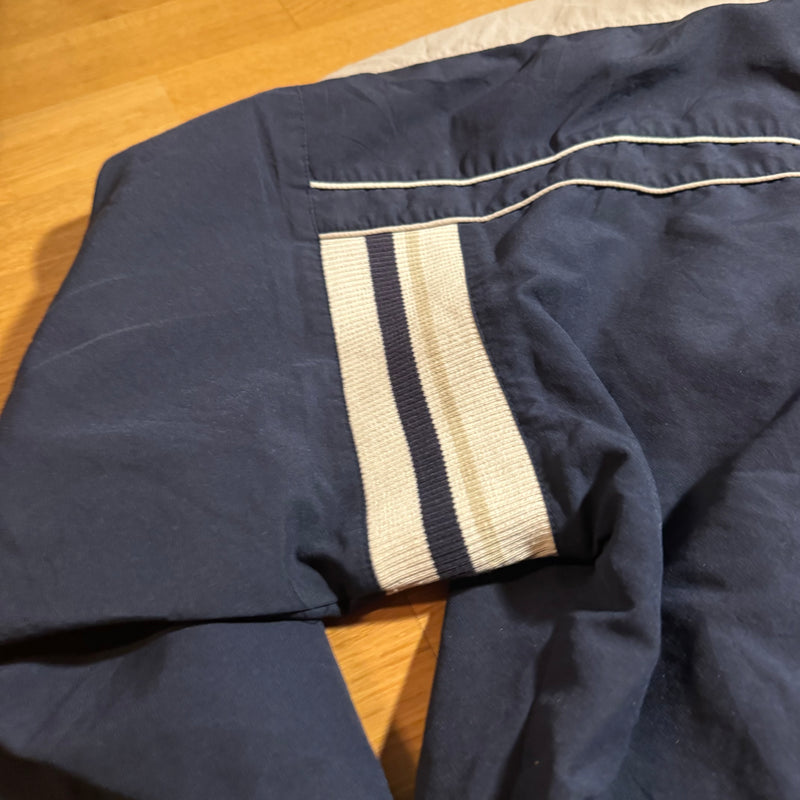 Detailansicht: Sourced limited accessories and clothes Reebok vintage blue 90s track jacket – Logo, Nähte oder Material