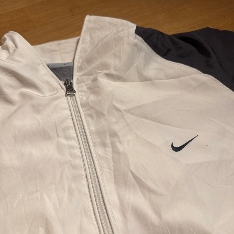 Detailansicht: Sourced limited accessories and clothes Nike 72 white vintage women’s track jacket – Logo, Nähte oder Material