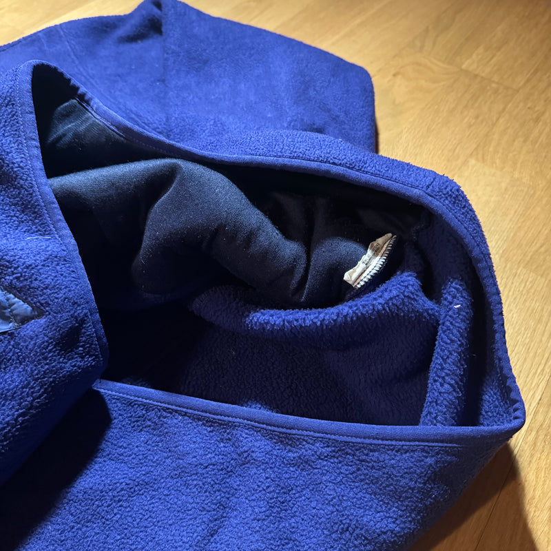 Detailansicht: Sourced limited accessories and clothes Patagonia purple fleece jacket – Logo, Nähte oder Material