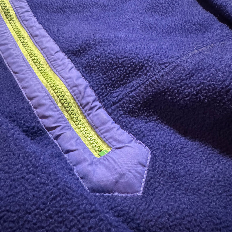 Detailansicht: Sourced limited accessories and clothes Patagonia purple fleece jacket – Logo, Nähte oder Material