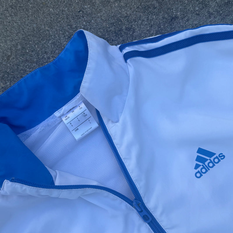 Detailansicht: Sourced limited accessories and clothes Adidas streetwear white track jacket – Logo, Nähte oder Material