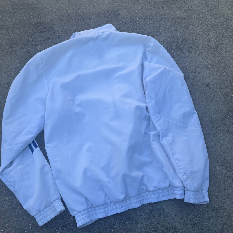 Detailansicht: Sourced limited accessories and clothes Adidas streetwear white track jacket – Logo, Nähte oder Material