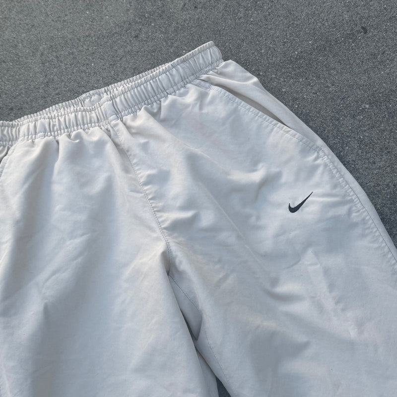 Detailansicht: Sourced limited accessories and clothes Nike vintage wide leg track pants – Logo, Nähte oder Material