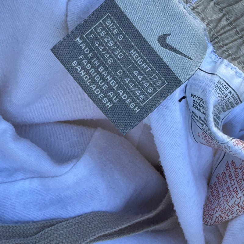 Detailansicht: Sourced limited accessories and clothes Nike vintage wide leg track pants – Logo, Nähte oder Material