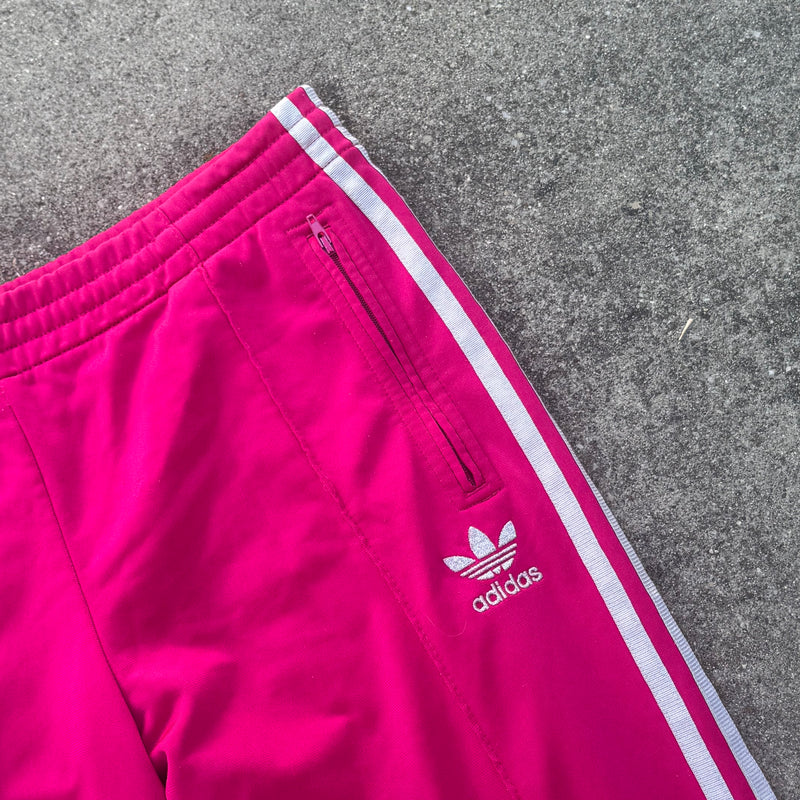 Detailansicht: Sourced limited accessories and clothes Adidas y2k pink Firebird trackpants – Logo, Nähte oder Material