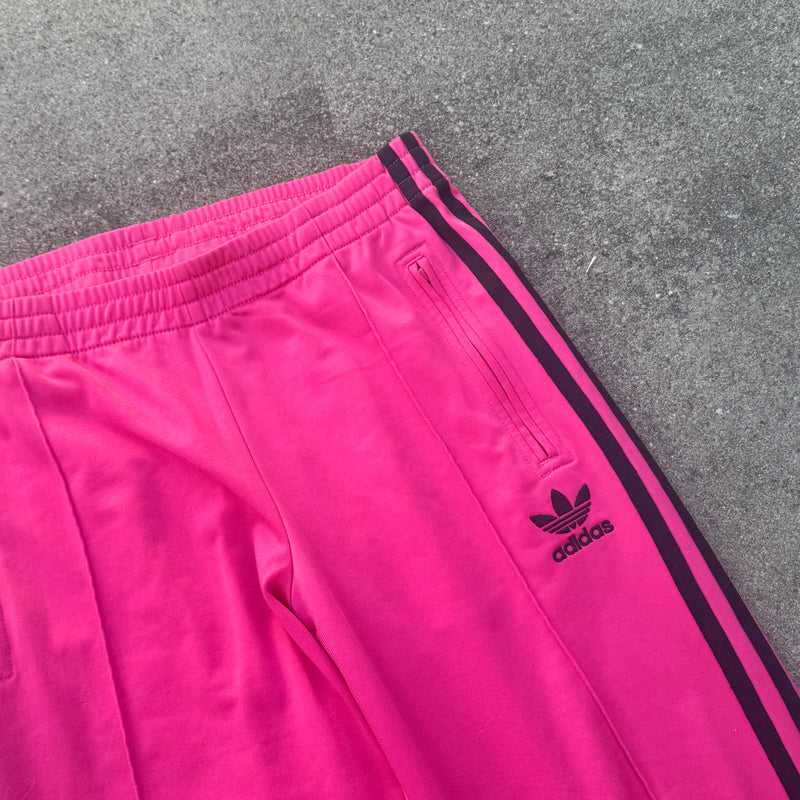 Detailansicht: Sourced limited accessories and clothes Adidas y2k pink Firebird trackpants – Logo, Nähte oder Material