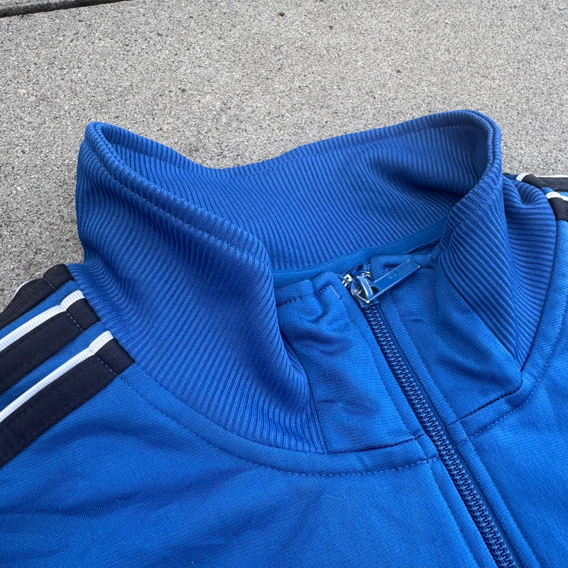 Detailansicht: Sourced limited accessories and clothes Adidas vintage blue oversized track jacket – Logo, Nähte oder Material