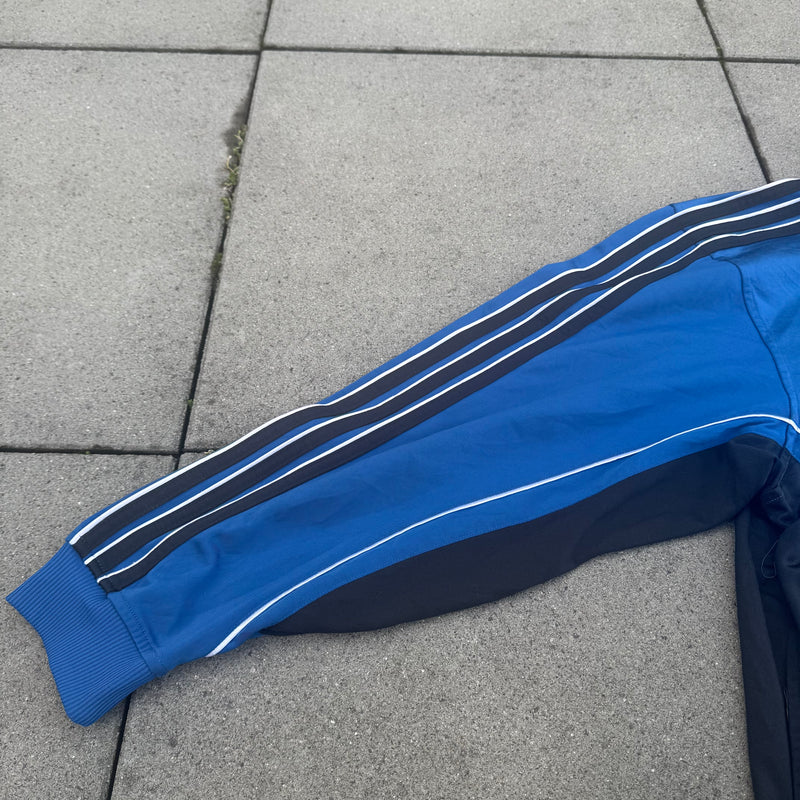 Detailansicht: Sourced limited accessories and clothes Adidas vintage blue oversized track jacket – Logo, Nähte oder Material