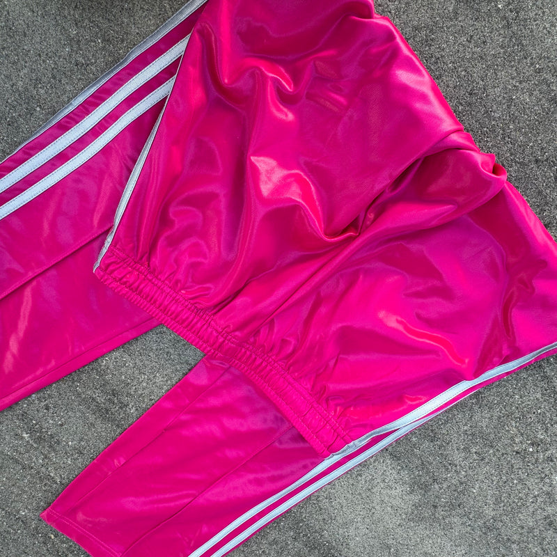 Detailansicht: Sourced limited accessories and clothes Adidas y2k shiny pink Firebird trackpants – Logo, Nähte oder Material
