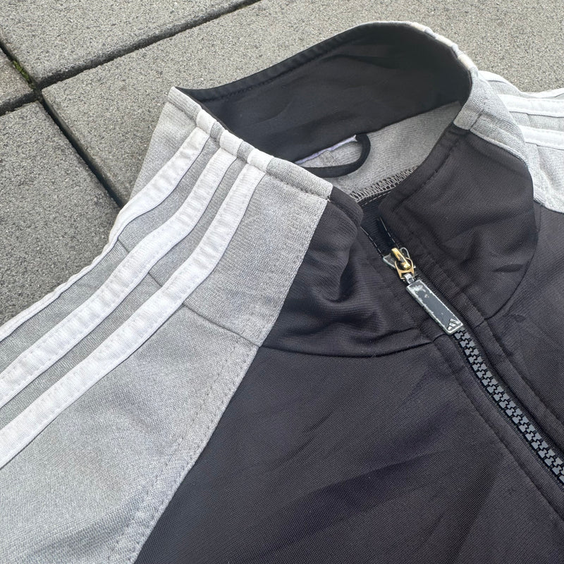 Detailansicht: Sourced limited accessories and clothes Adidas vintage used track jacket – Logo, Nähte oder Material