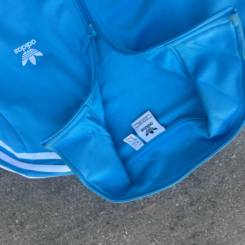 Detailansicht: Sourced limited accessories and clothes Adidas y2k skyblue track jacket – Logo, Nähte oder Material