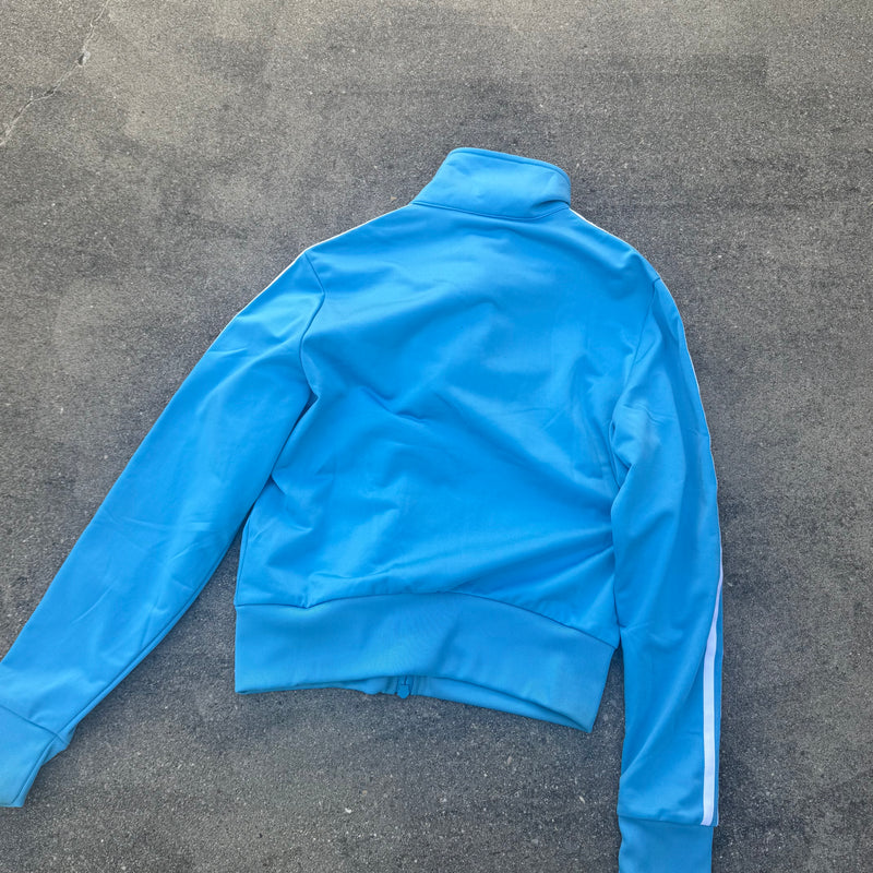 Detailansicht: Sourced limited accessories and clothes Adidas y2k skyblue track jacket – Logo, Nähte oder Material
