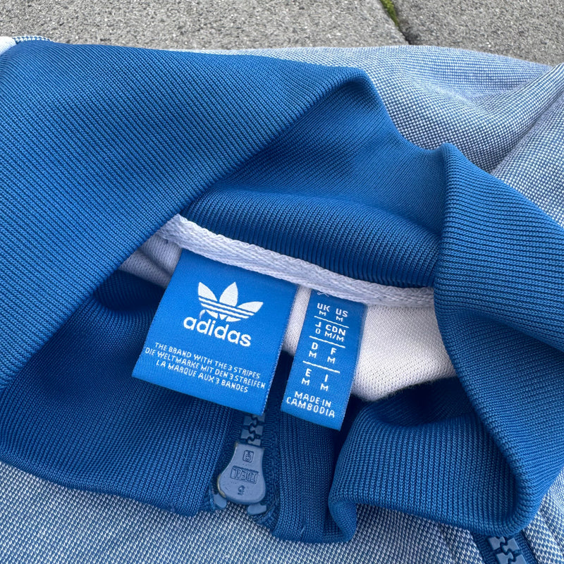 Detailansicht: Sourced limited accessories and clothes Adidas vintage blue track jacket – Logo, Nähte oder Material