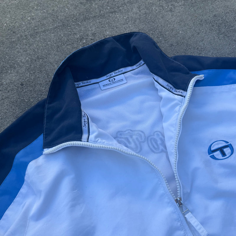 Detailansicht: Sourced limited accessories and clothes Sergio Tacchini vintage white track jacket – Logo, Nähte oder Material