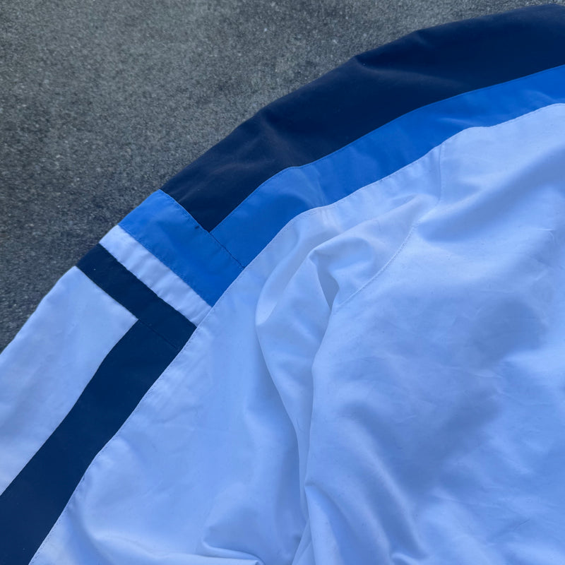 Detailansicht: Sourced limited accessories and clothes Sergio Tacchini vintage white track jacket – Logo, Nähte oder Material