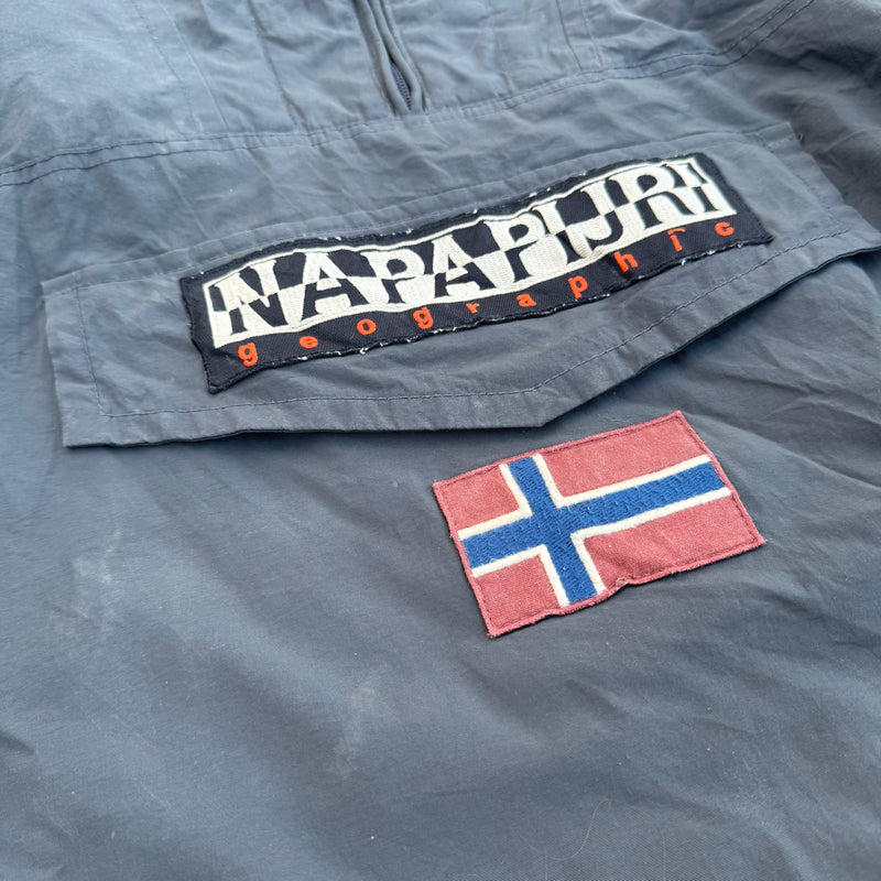 Detailansicht: Sourced limited accessories and clothes Napapijri grey quarter zip jacket – Logo, Nähte oder Material