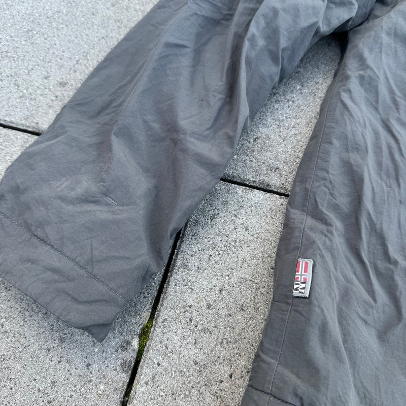 Detailansicht: Sourced limited accessories and clothes Napapijri grey quarter zip jacket – Logo, Nähte oder Material