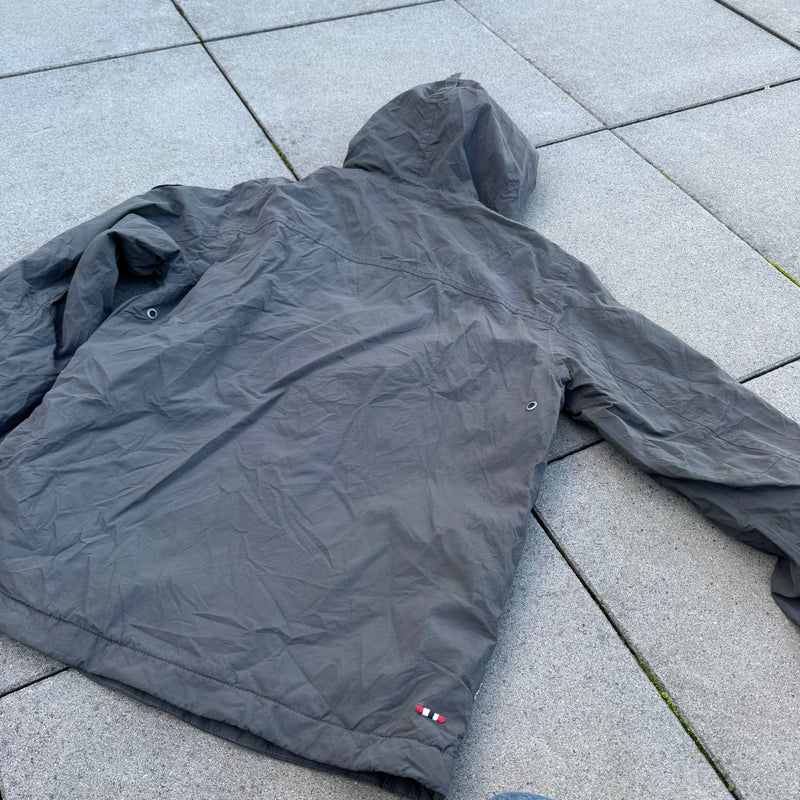 Detailansicht: Sourced limited accessories and clothes Napapijri grey quarter zip jacket – Logo, Nähte oder Material