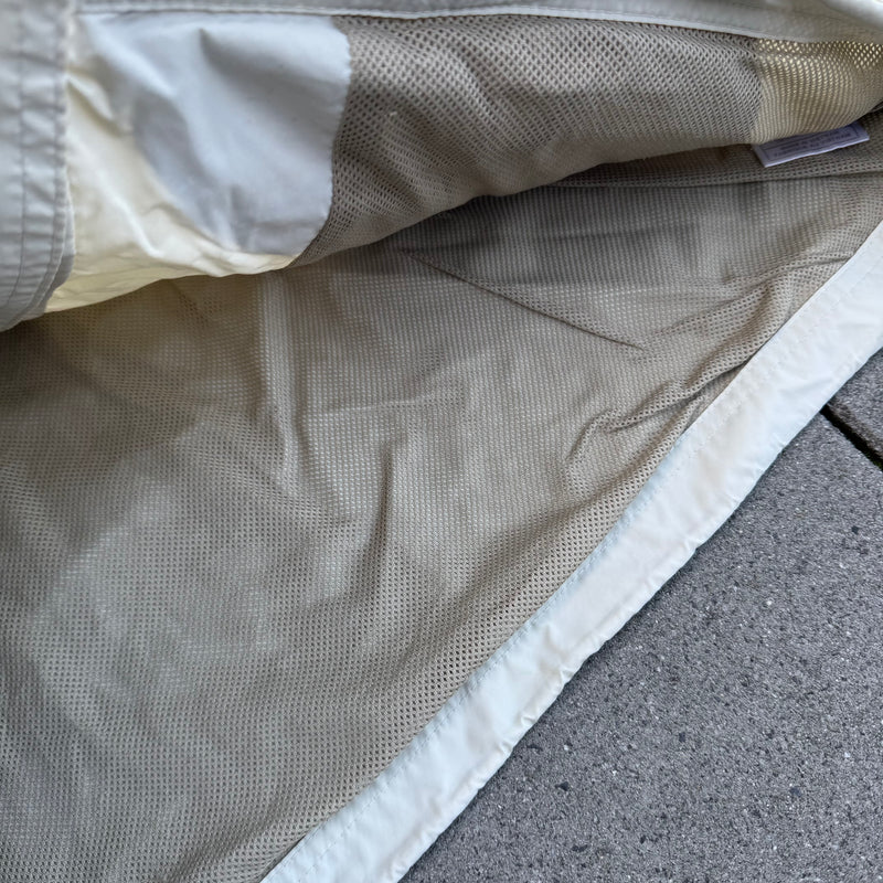 Detailansicht: Sourced limited accessories and clothes Vintage Nike beige rain jacket – Logo, Nähte oder Material