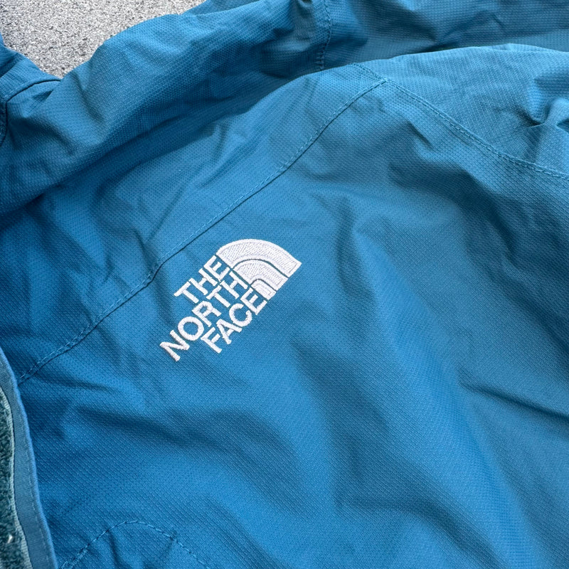 Detailansicht: Sourced limited accessories and clothes The North Face blue rain jacket – Logo, Nähte oder Material