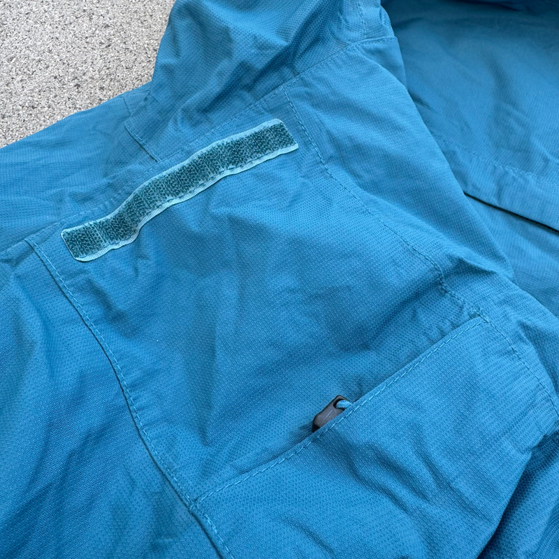 Detailansicht: Sourced limited accessories and clothes The North Face blue rain jacket – Logo, Nähte oder Material