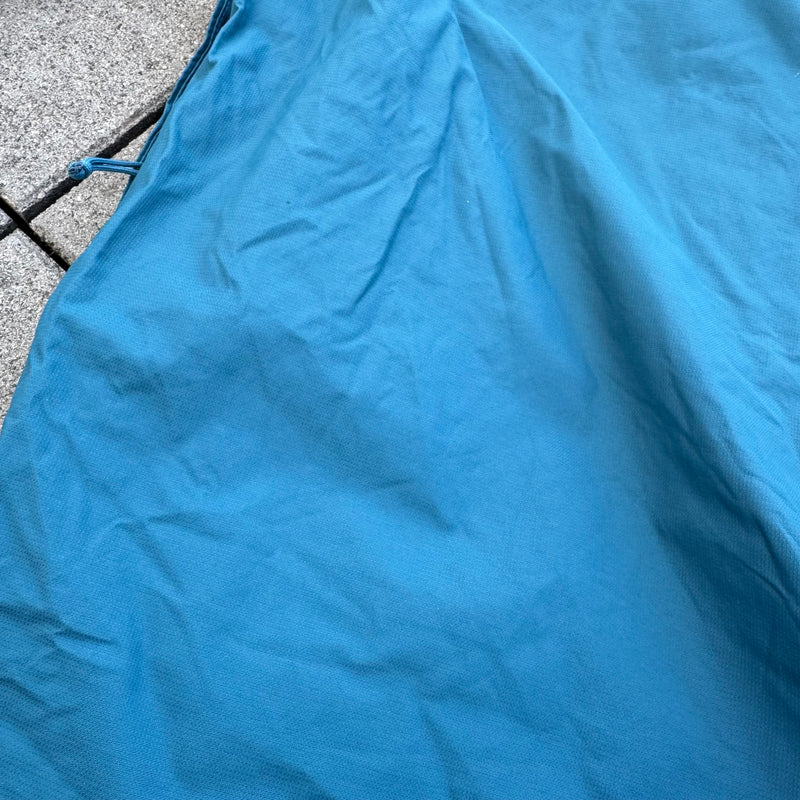Detailansicht: Sourced limited accessories and clothes The North Face blue rain jacket – Logo, Nähte oder Material