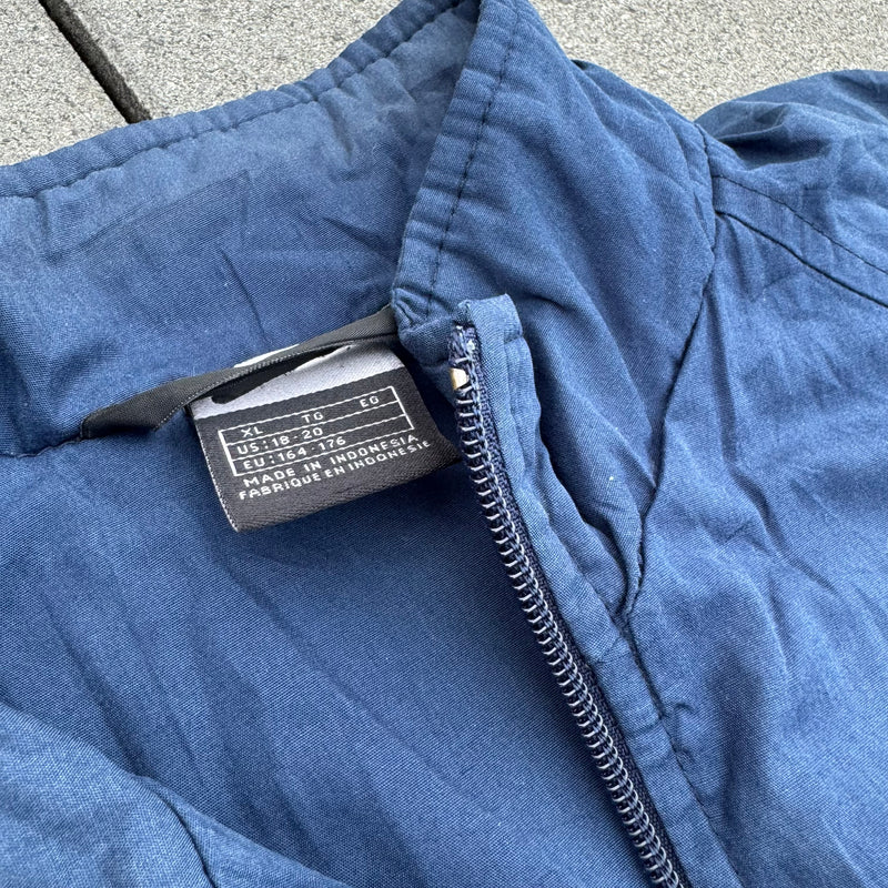 Detailansicht: Sourced limited accessories and clothes Nike 80s vintage blue track jacket – Logo, Nähte oder Material