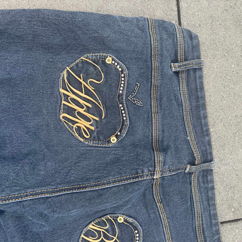 Detailansicht: Sourced limited accessories and clothes Apple Bottoms y2k retro jeans – Logo, Nähte oder Material