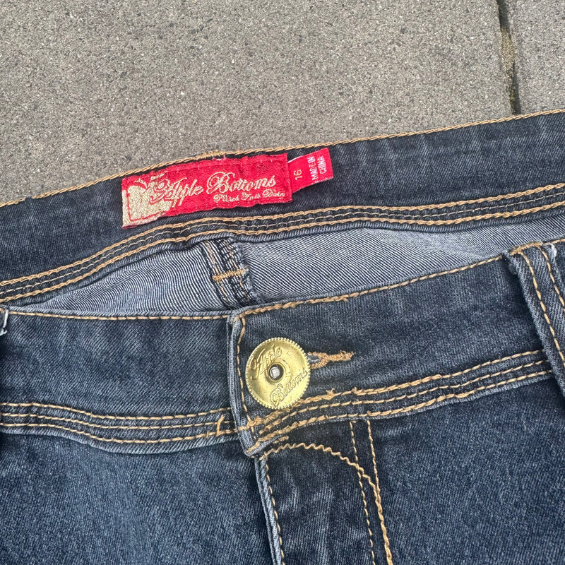 Detailansicht: Sourced limited accessories and clothes Apple Bottoms y2k retro jeans – Logo, Nähte oder Material
