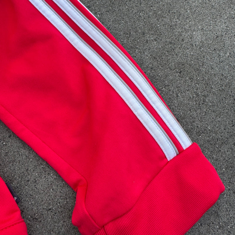 Detailansicht: Sourced limited accessories and clothes Vintage Adidas pink three-stripes track jacket – Logo, Nähte oder Material