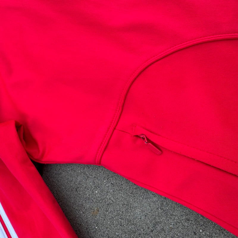 Detailansicht: Sourced limited accessories and clothes Vintage Adidas pink three-stripes track jacket – Logo, Nähte oder Material