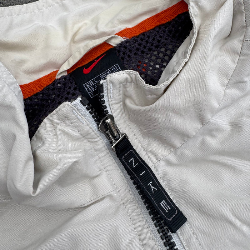 Detailansicht: Sourced limited accessories and clothes Nike vintage beige rain jacket – Logo, Nähte oder Material