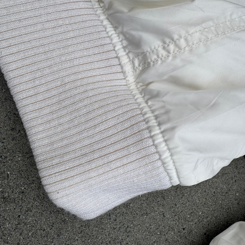 Detailansicht: Sourced limited accessories and clothes Evisu white women’s winter jacket – Logo, Nähte oder Material