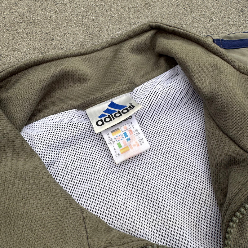 Detailansicht: Sourced limited accessories and clothes Adidas vintage olive green three-stripes track jacket – Logo, Nähte oder Material