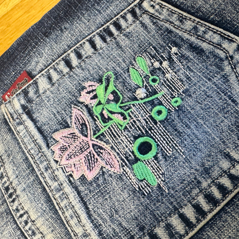 Detailansicht: Sourced limited accessories and clothes Fapong y2k floral spring bootcut jeans – Logo, Nähte oder Material