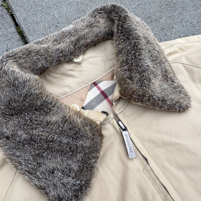 Detailansicht: Sourced limited accessories and clothes Burberry London vintage lambswool coat – Logo, Nähte oder Material