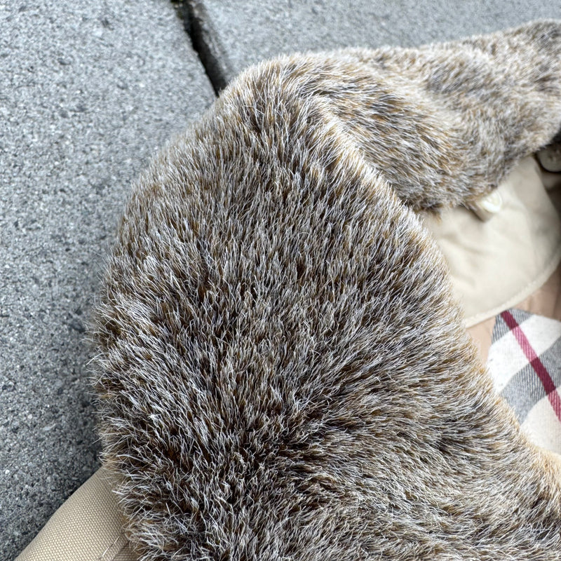 Detailansicht: Sourced limited accessories and clothes Burberry London vintage lambswool coat – Logo, Nähte oder Material