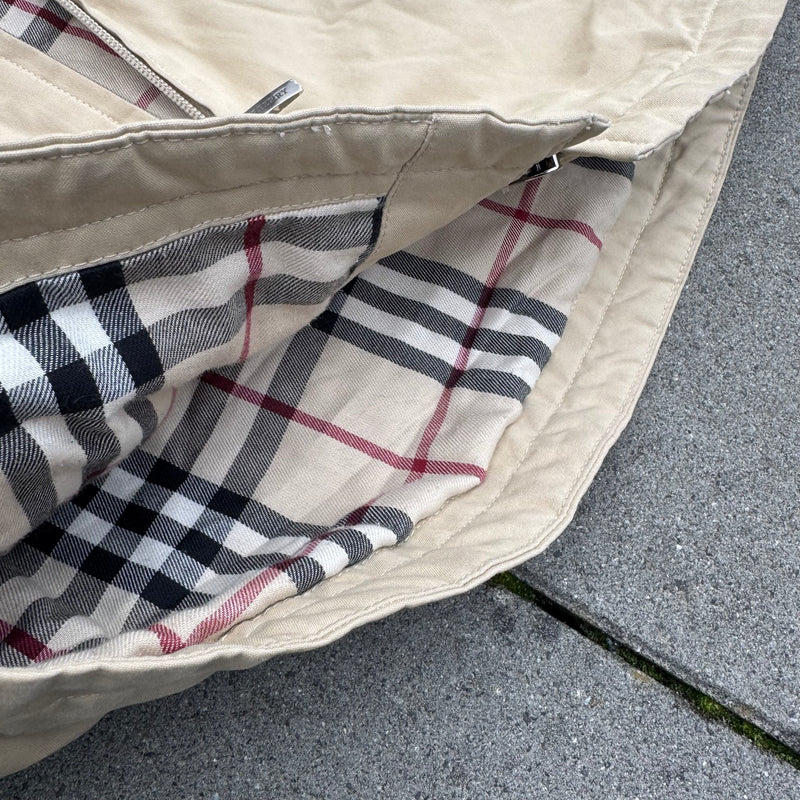 Detailansicht: Sourced limited accessories and clothes Burberry London vintage lambswool coat – Logo, Nähte oder Material
