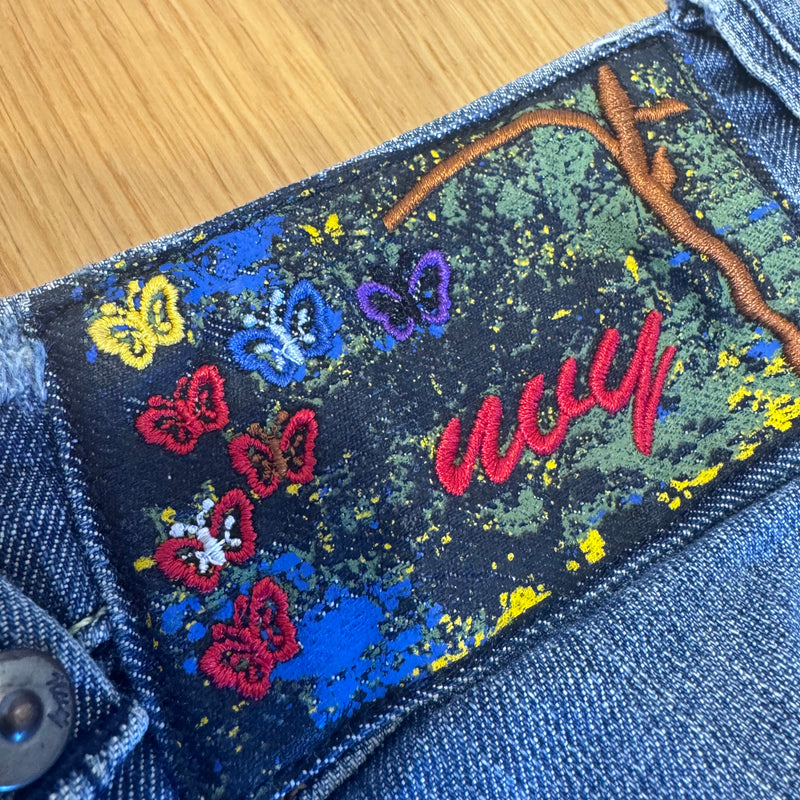 Detailansicht: Sourced limited accessories and clothes Lucy Butterfly y2k low waist bootcut jeans – Logo, Nähte oder Material