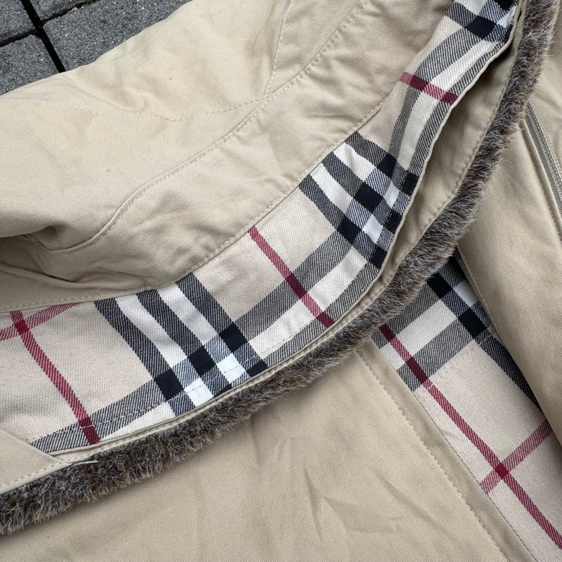 Detailansicht: Sourced limited accessories and clothes Burberry London vintage lambswool coat – Logo, Nähte oder Material