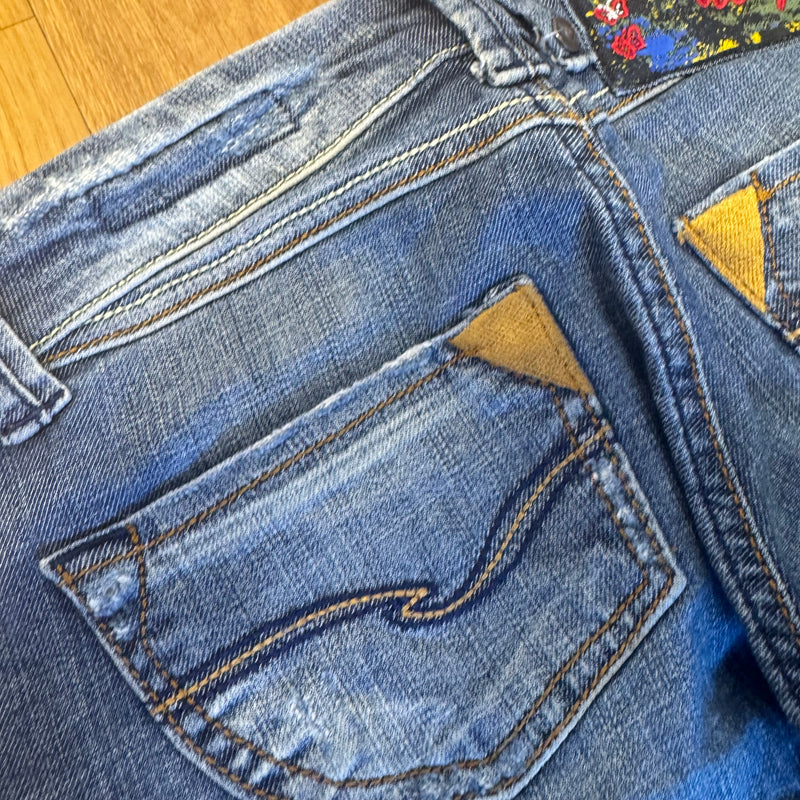 Detailansicht: Sourced limited accessories and clothes Lucy Butterfly y2k low waist bootcut jeans – Logo, Nähte oder Material