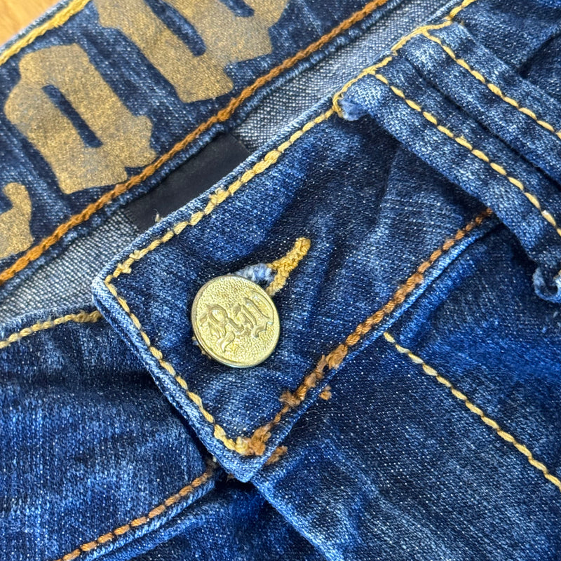 Detailansicht: Sourced limited accessories and clothes Rocawear golden y2k low waist jeans – Logo, Nähte oder Material