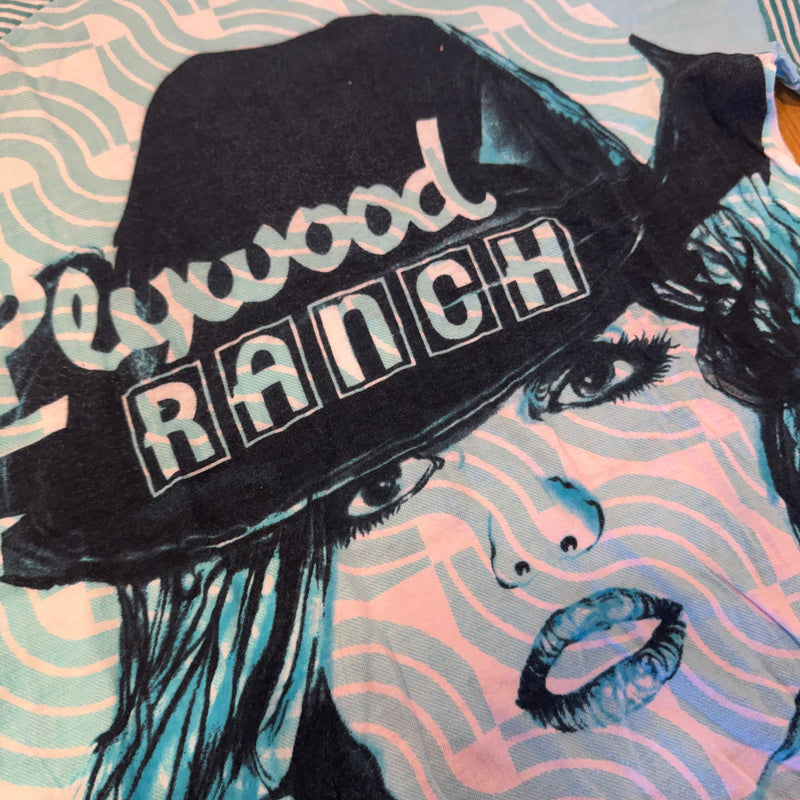 Detailansicht: Sourced limited accessories and clothes Plymond Ranch y2k graphic t-shirt – Logo, Nähte oder Material