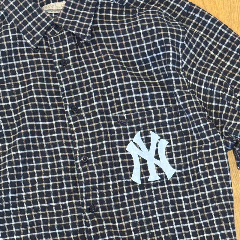 Detailansicht: Sourced limited accessories and clothes Yankees custom checkered longsleeve chemise – Logo, Nähte oder Material
