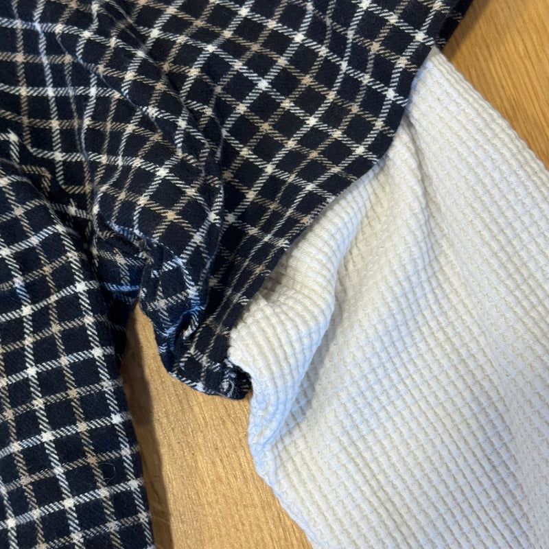 Detailansicht: Sourced limited accessories and clothes Yankees custom checkered longsleeve chemise – Logo, Nähte oder Material