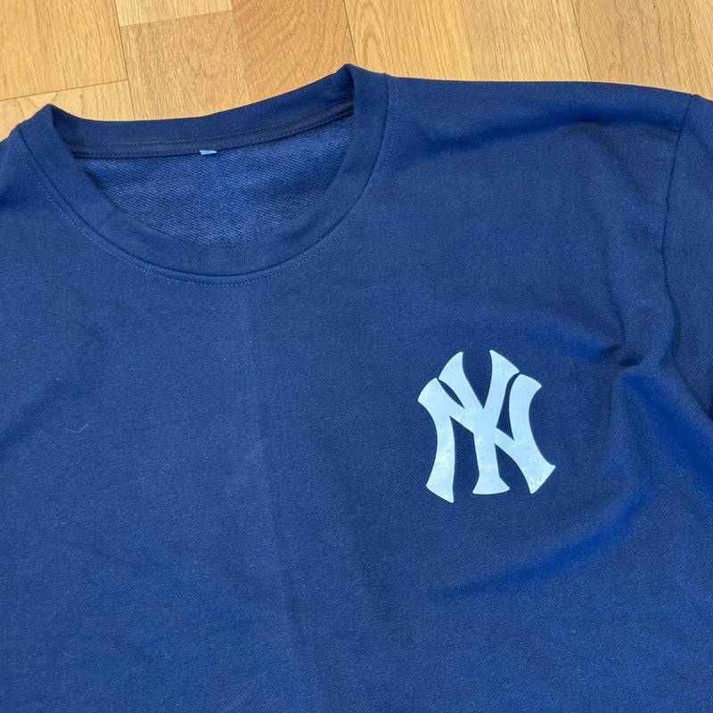 Detailansicht: Sourced limited accessories and clothes Yankees custom made navy-blue longsleeve – Logo, Nähte oder Material