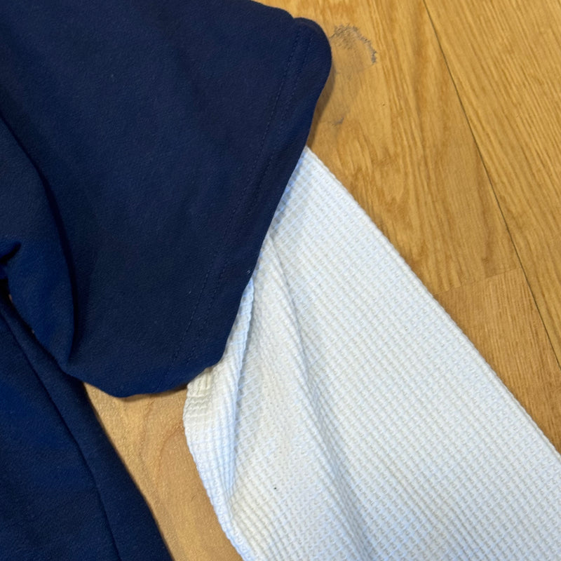Detailansicht: Sourced limited accessories and clothes Yankees custom made navy-blue longsleeve – Logo, Nähte oder Material