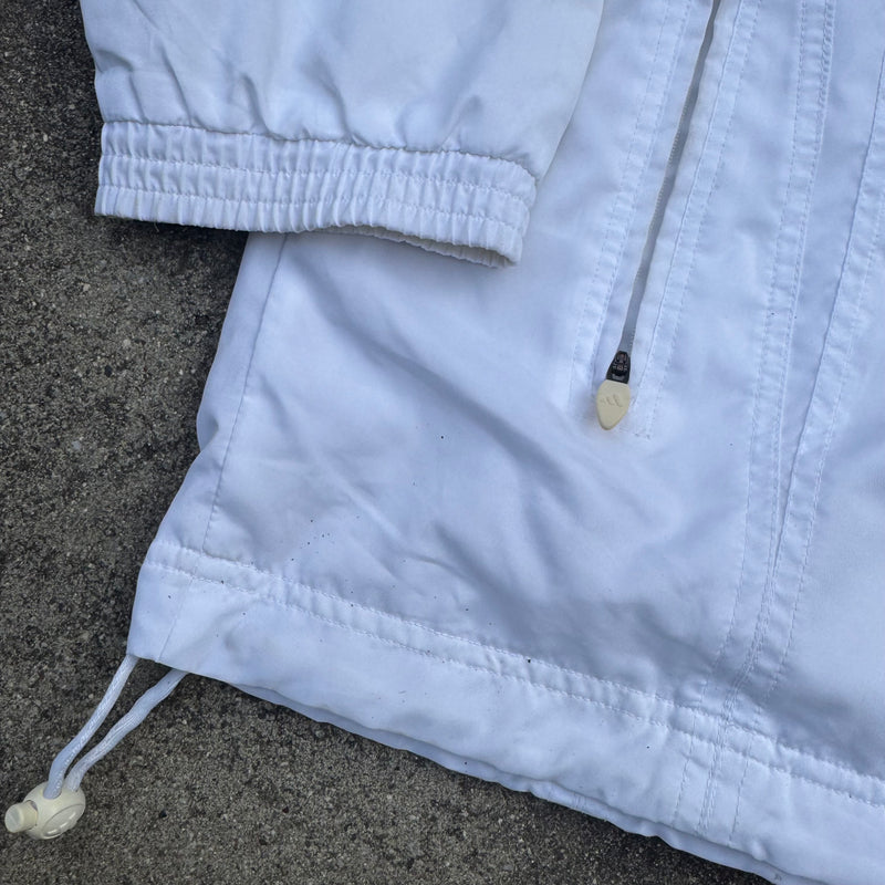 Detailansicht: Sourced limited accessories and clothes Adidas streetwear shiny white track jacket – Logo, Nähte oder Material